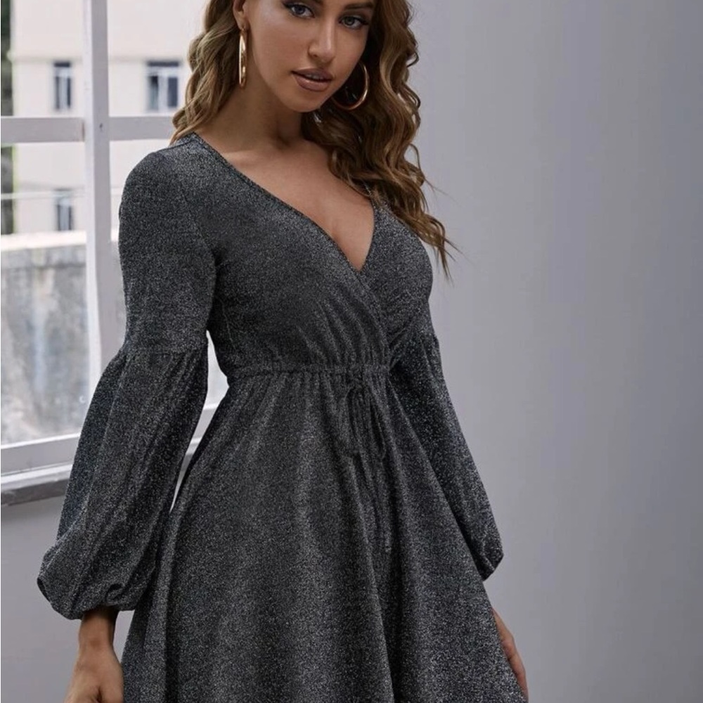 Beautiful black with silver so beautiful great for the holiday’s!